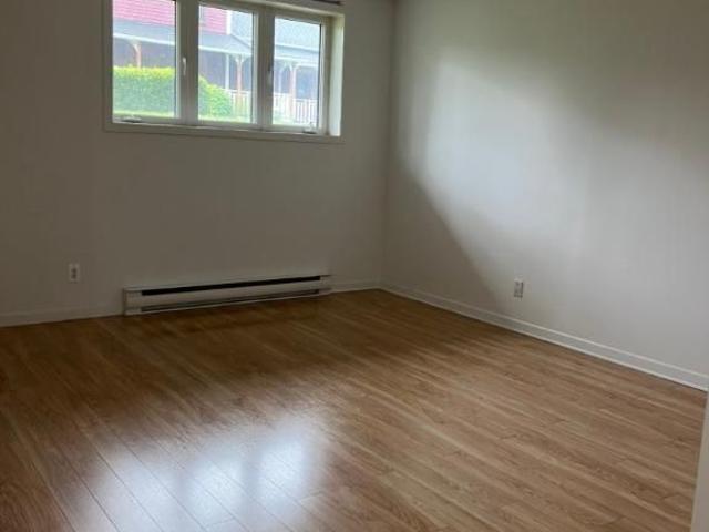 4 1/2 dans triplex Ste Catherine Jacques Cartier