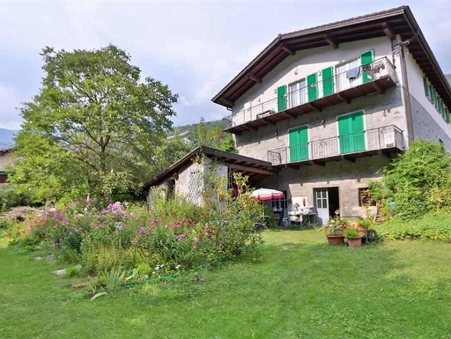 4 1/2 Zi Dachwohnung in 2 Familienhaus grosser Garten / 4 1/2 Zi Dachwohnung in 2 Familienhaus mit grossem Garten