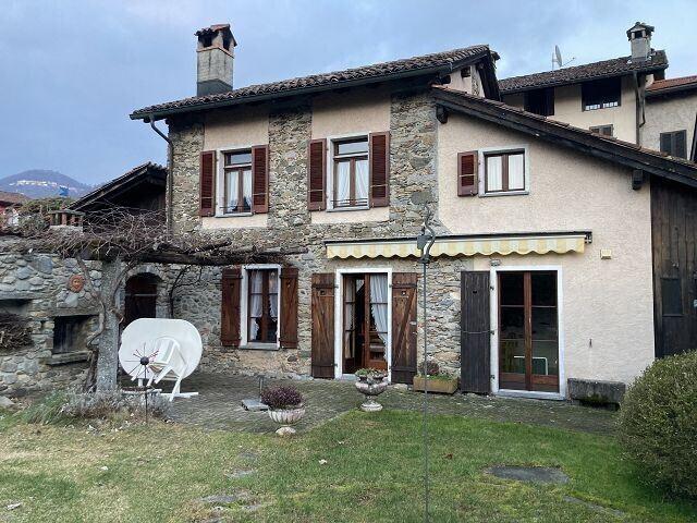 4 1/2 Zimmer Tessinerhaus mit Garten und 4 1/2 Zimmer Eckhaus mit Pergola / 4 1/2 Zimmer Haus mit Garten und 4 Zimmer Eckhaus mit Pergola