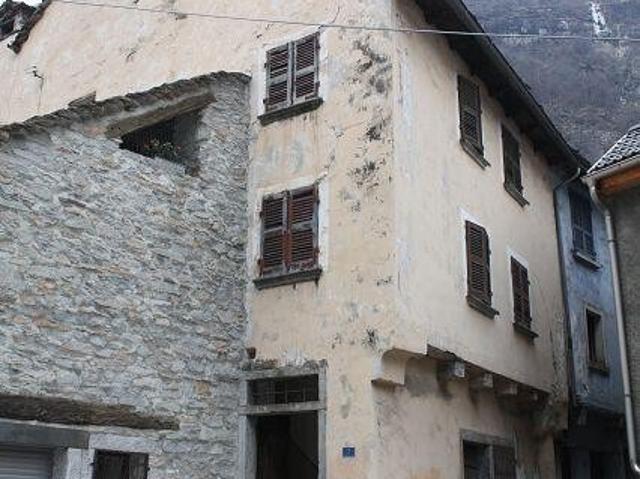 4 1/2 Zimmer Dorfhaus zum Ausbauen / 4 1/2 Zimmer Dorfhaus im Kern zum Renovieren