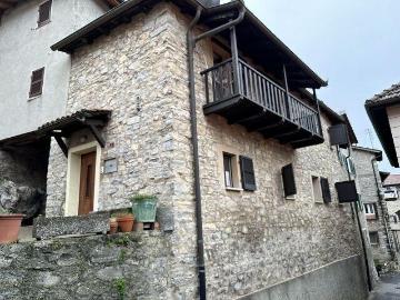 4 1/2 Zimmer Dorfhaus an sehr ruhiger Lage / 4 1/2 Zimmer Haus im Kerngebiet in sehr ruhiger Lage