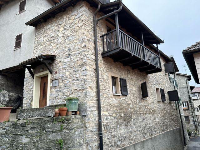 4 1/2 Zimmer Dorfhaus an sehr ruhiger Lage / 4 1/2 Zimmer Haus im Kerngebiet in sehr ruhiger Lage