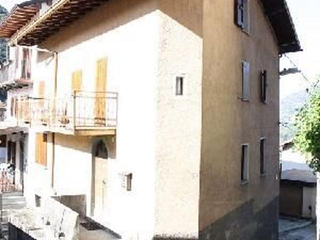 4 1/2 Zimmer Dorfhaus mit Garage und Garten in Italien / 4 1/2 Zimmer Dorfhaus mit Garage und Garten im Kernort
