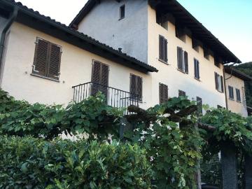 4 1/2 Zimmer Dorfhaus mit Pergola 4 1/2 Zimmer Finca mit Pergola