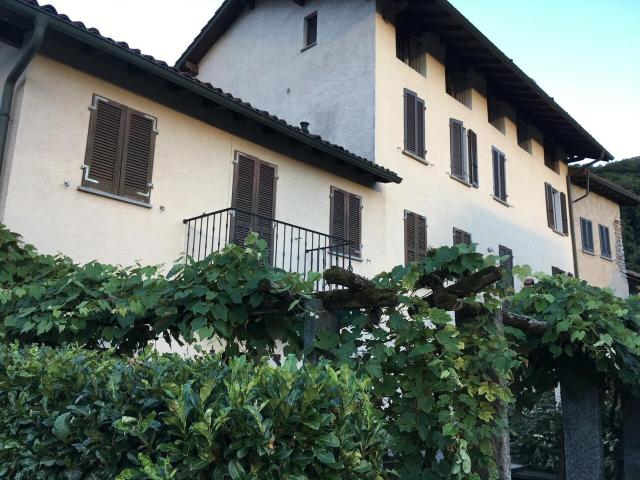 4 1/2 Zimmer Dorfhaus mit Pergola Rustikales 4 1/2 Zimmer Haus mit Pergola