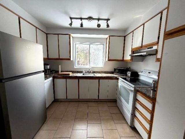 4 1/2 * 1er ÉTAGE* + BEAU SECTEUR ET CALME + RÉNOVER ET MODERNE +A PIED MÉTRO MONTMORENCY+ À VISITER