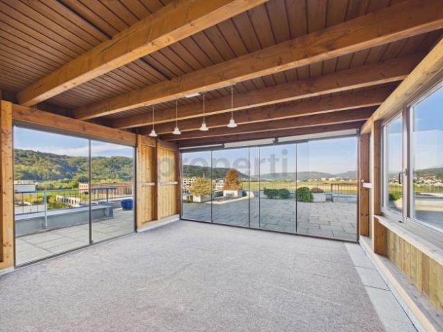 4.5/5.5 Zimmer Wohnung mit privater 120 m² Dachterrasse mit verglastem Pavillon, Cheminée, Süd Balkon & Tiefgaragenplatz