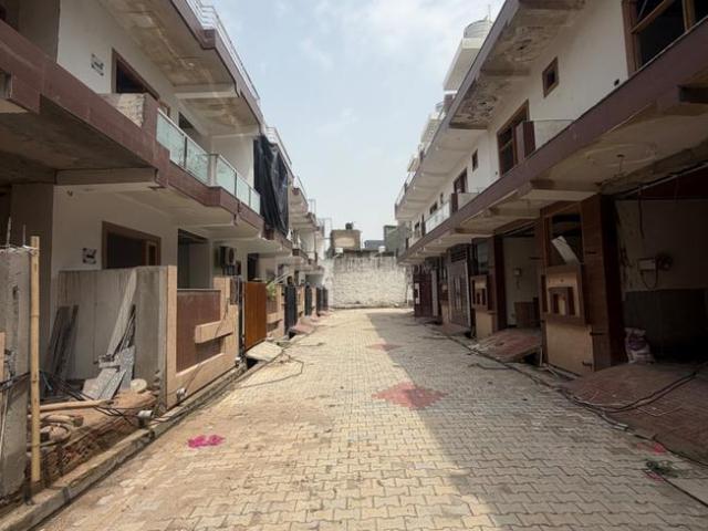 4.5 BHK Duplex in Noida Extension for resale Greater Noida. The reference number is 21330904