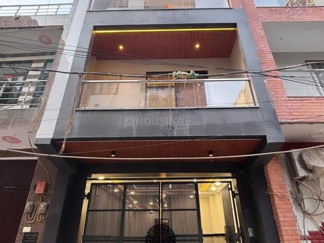 4.5 BHK Independent House in Dwarka Mor for resale New Delhi. The reference number is 19561483