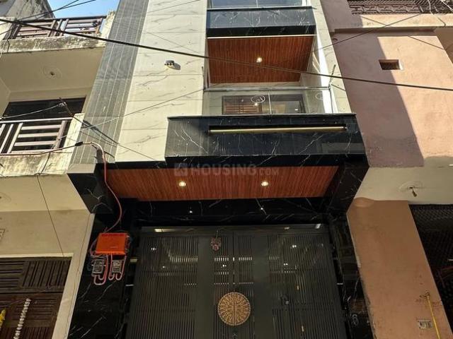 4.5 BHK Independent House in Dwarka Mor for resale New Delhi. The reference number is 19569365