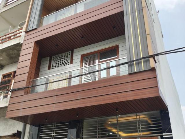 4.5 BHK Independent House in Govindpuram for resale Ghaziabad. The reference number is 20832773