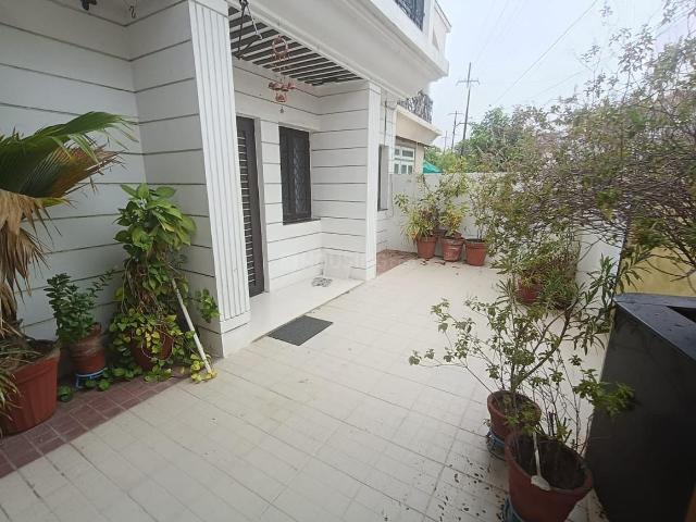 4.5 BHK Independent House in Subhanpura for resale Vadodara. The reference number is 20164989