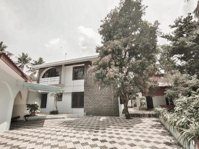4.5 BHK Independent House in Vyttila for resale Kochi. The reference number is 19705236