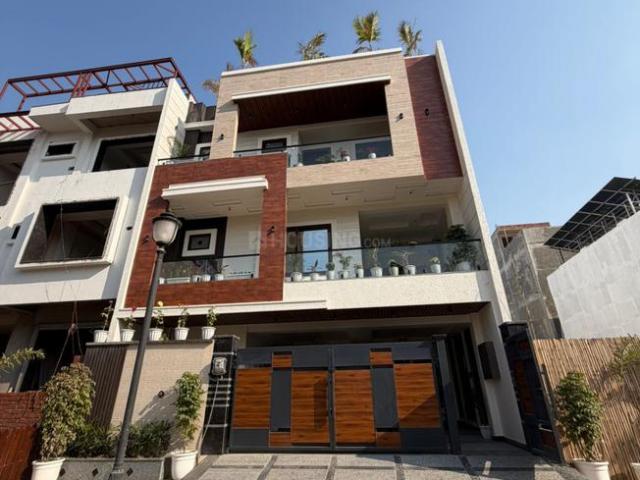 4.5 BHK Villa in Gomti Nagar for resale Lucknow. The reference number is 20581155