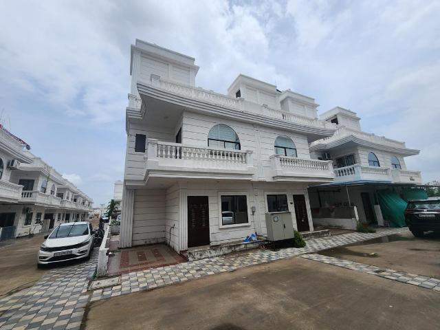 4.5 BHK Villa in Waghodia Road for rent Vadodara. The reference number is 17585612