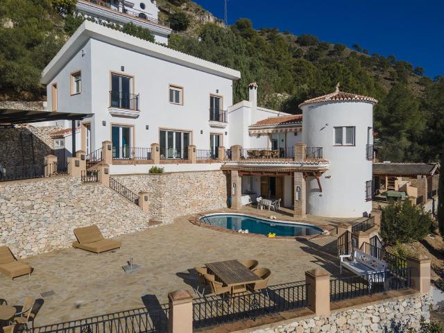 4 / 5 Habitaciones dobles dos con altillo | 4 Baños uno e. 399m² Cómpeta