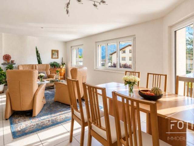 4,5 Räume zu je je 115 m² komplett renoviert, nach Süden ausgerichtet, mit Blick und Garage