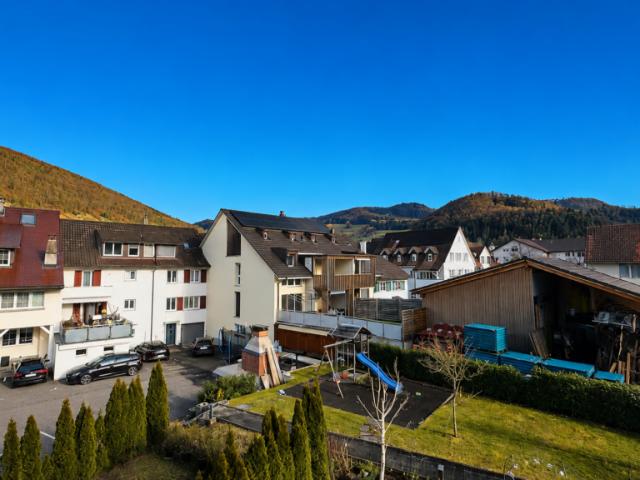4.5 Zimmer Maisonette mit Balkon, 2 Nasszellen, 2 Tiefgaragenplätzen, Waschturm und Keller