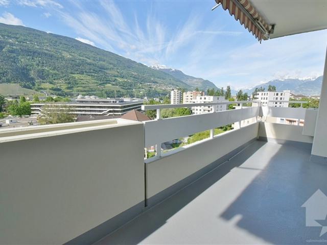 4,5 Zimmer mit herrlichem Ausblick und 1 Aussenparkplatz