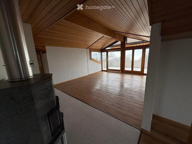 4.5 Zimmer Dachwohnung mit Berg und Seesicht in Greppen