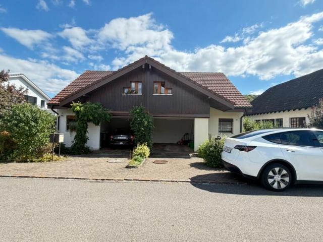 4.5 Zimmer Doppeleinfamilienhaus mit Garten und Modernisierungspotenzial in Lupsingen