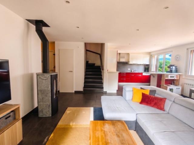 4,5 Zimmer Doppelhaus im Ober und Obergeschoss – Volumen, Ruhe und Grün