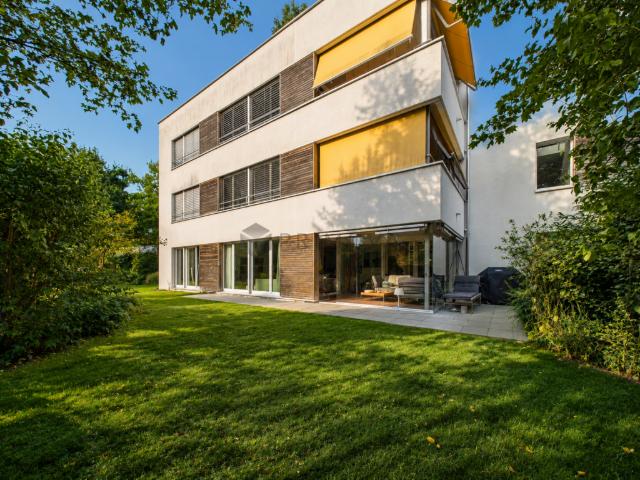 4.5 Zimmer Gartenwohnung mit Wintergarten und eigenem Garten