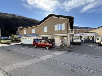4.5 ZIMMIGES HAUS MIT GROSSEM GARAGENPLATZ UND STELLPLÄTZEN