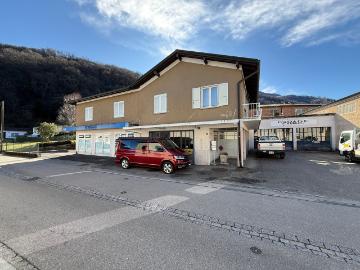 4.5 ZIMMIGES HAUS MIT GROSSEM GARAGENPLATZ UND STELLPLÄTZEN