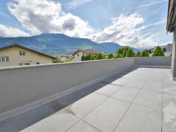 4.5 Zimmer Penthouse mit grosser Terrasse und 3 Parkplätzen