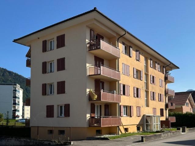 4,5 Zimmer Wohnung im ersten Stock, 2 Balkone und eine eigene Garage