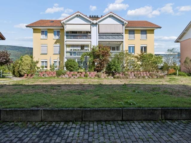 4.5 Zimmer Wohnung mit Cheminée und drei Parkplätzen