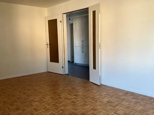 4.5 Zimmer Wohnung mit gedecktem Südbalkon, Gartensitzplatz und Lift
