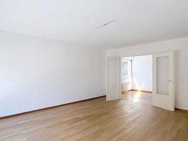 4.5 Zimmer Wohnung mit 91 m2, sanierungsbedürftig 2 Balkone + 1 Garagenbox