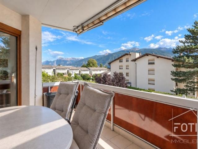 4,5 Zimmer zu je 115 m² renoviert, nach Süden ausgerichtet, mit Blick und Loge