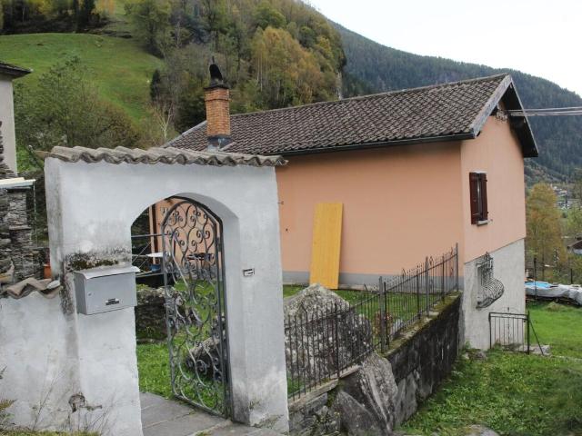 4,5 Zimmerhaus mit separatem Rustico zum Ausbauen / 4,5 Zimmer Haus mit Rustico zum Umbauen