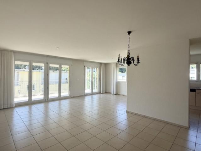4.5 ZIMMERWOHNUNG MIT GROSSZÜGIGEM BALKON UND VIELSEITIGEN NEBENRÄUMEN