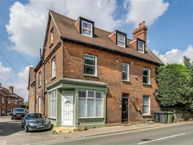 4 6 High Street, Westerham TN16 3 bed flat to rent £2,200 pcm £508 pw