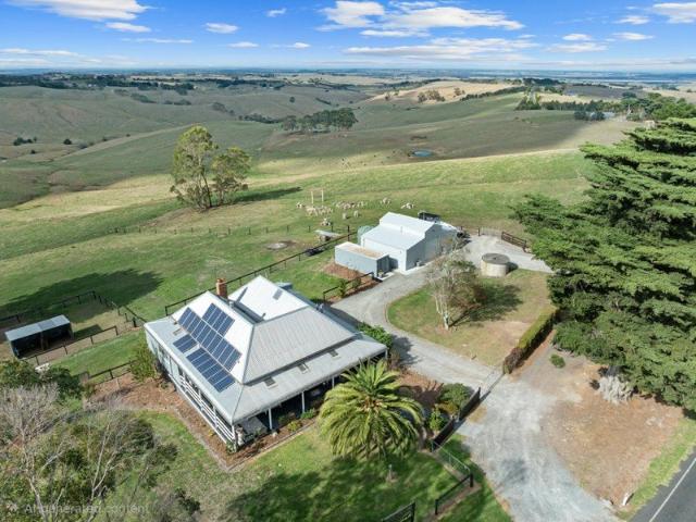 4.77 ACRE LIFESTYLE PROPERTY WITH STUNNING RURAL VIEWS!