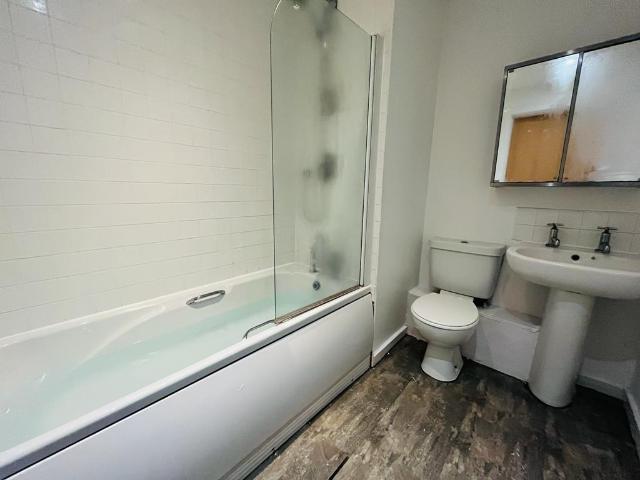4c Quay 5, 236 Ordsall Lane, Salford. 2 bed flat to rent £1,150 pcm £265 pw