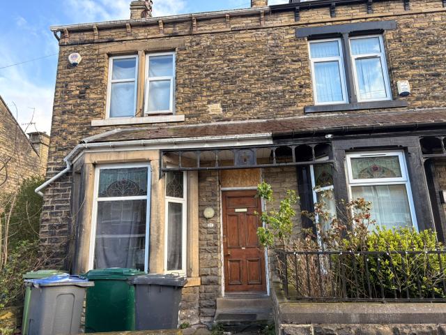 4beds Mid Terrace For Rent