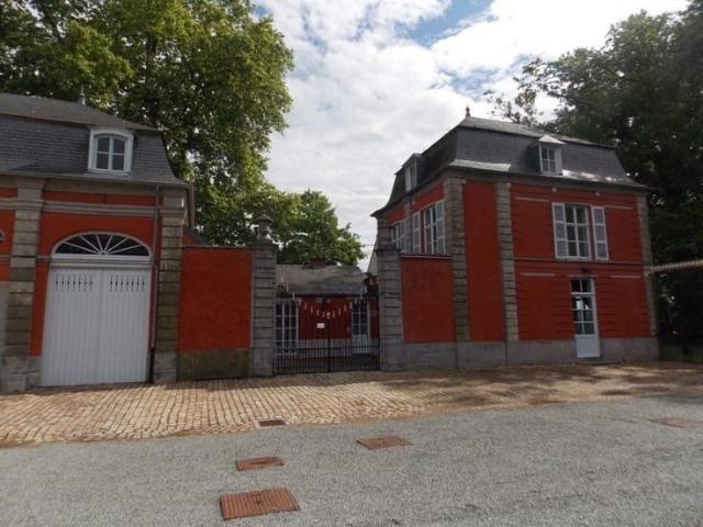 4bedroom house with garden parking and garage