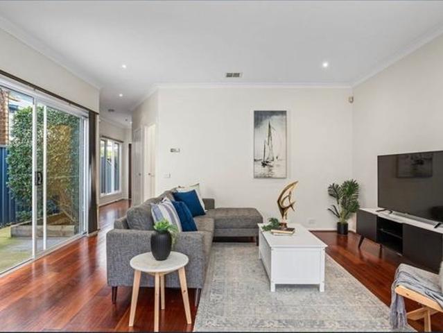 4Br, 3Bth, Double Garage Townhouse walk to station