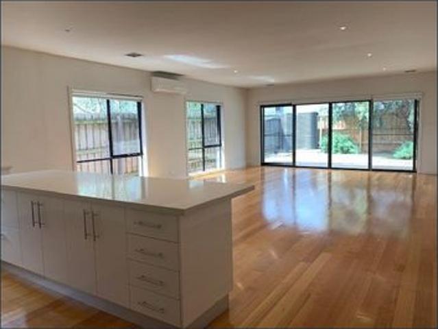 4BR 2 LIVING FAMILY HOME IN PRIME LOCALE!