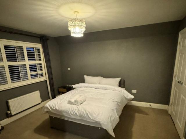 4BR 2BATH Home in Colchester Perfect for Big Group