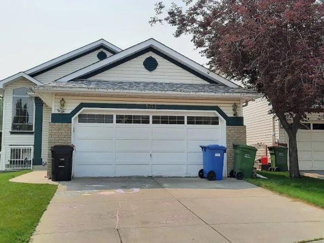4+den bi level house with walkout basement, new renovated, 7mins to C Train — 4 Bedrooms+ Den House