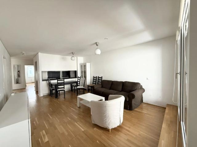 4er WG geeignet / 5 Zimmerwohnung mit Balkon und Loggia zu mieten!