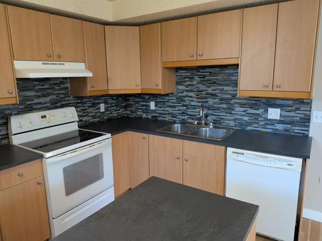 4Plex lower unit. 2 bedrooms with private in suite laundry. — 2 Bedrooms Fourplex