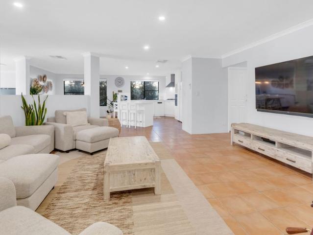4x2 Family home with a pool!