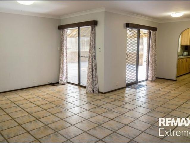 4x2 Family Home with Swimming pool, Workshop & Patio!